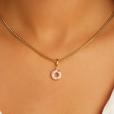 Goud geplatte ontwerp regenboog kleurrijke kleine roze donut charme hanger in 925 sterling zilver