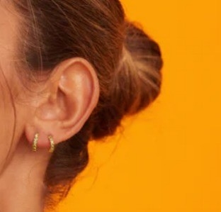18K goud geplatte baby smaragd CZ Huggie oorbellen voor meisjes alledaagse sieraden