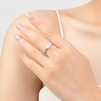 Elegante handgemaakte witte ijsknipsel vierkante 925 sterling zilveren trouwringen