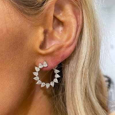Unieke tranen gesneden CZ stud oorbellen in Rhodium geplatte halve cirkelvorm voor vrouwen
