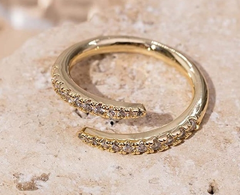 14K goud geplatte kubische zirconia open twist eeuwigheid band ring eco vriendelijk