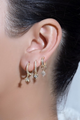 Goud geplatte Mini Dangle Heart CZ Huggie oorbellen Voeg een vleugje glamour toe aan je look