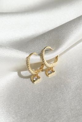 Goud geplatte Mini Dangle Heart CZ Huggie oorbellen Voeg een vleugje glamour toe aan je look