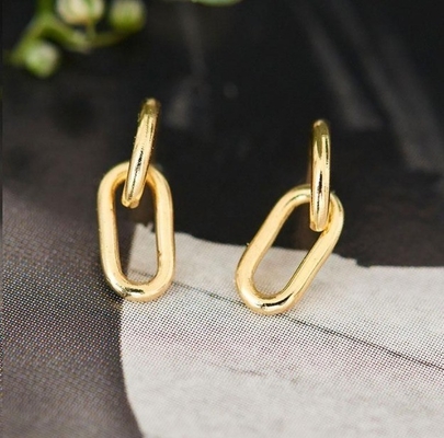 Eenvoudige zilveren oorbel 30 mm hoog elegant ontwerp
