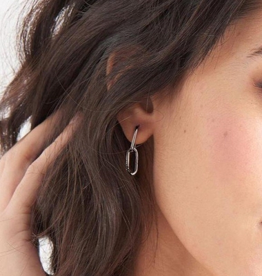 Eenvoudige zilveren oorbel 30 mm hoog elegant ontwerp