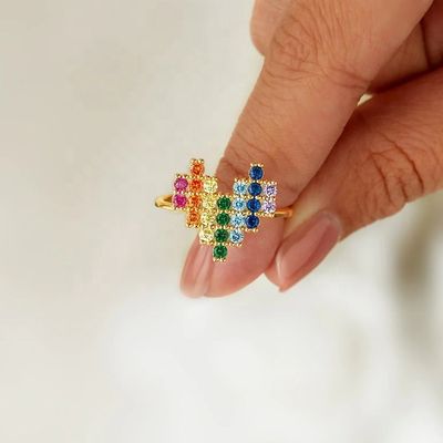 Trouwverlovingsring in 18K goud met schattig hartvormig ontwerp en regenboog