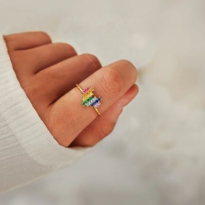 Trouwverlovingsring in 18K goud met schattig hartvormig ontwerp en regenboog