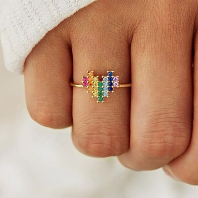 Trouwverlovingsring in 18K goud met schattig hartvormig ontwerp en regenboog
