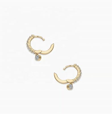 Trendy 14K verguld zirkonia druppel pave huggie oorbellen met een profieldiameter van 9,5 mm en een totale lengte van 12 mm